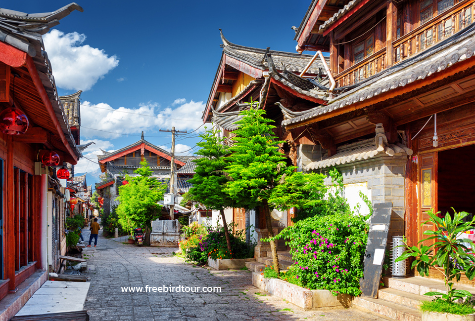 old_town_lijiang_yunnan_china_wooden_facades_asia_freebirdtour