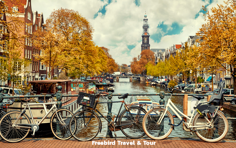 bike_canal_amsterdam_netherlands_freebirdtour