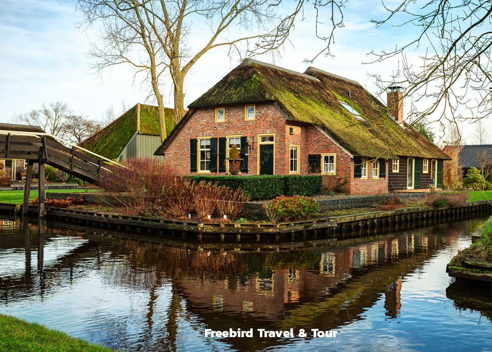 canal_in_giethoorn_netherlands_freebirdtour