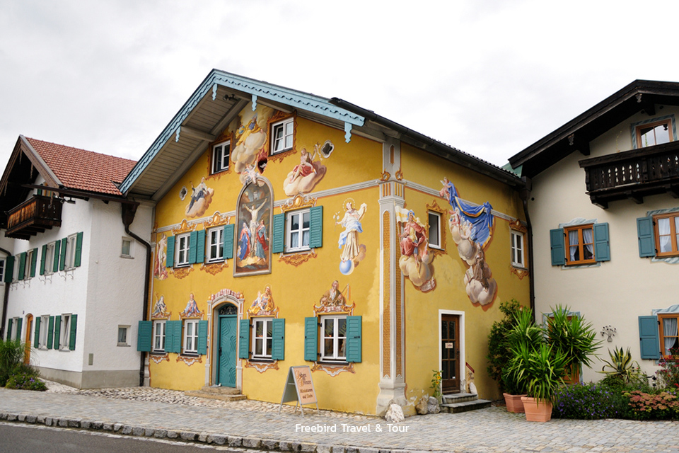 house_decorated_with_colorful_painting_mittenwald_bavaria
